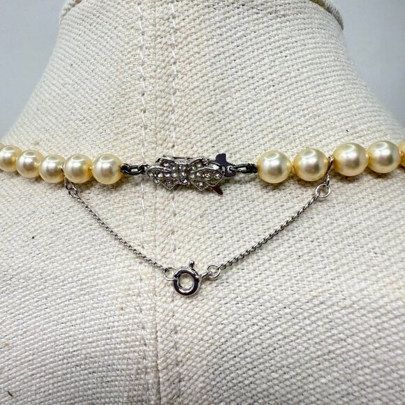 Vintage Faux Pearl Necklace Decorative Rhinestone Clasp Signed Retro Classic - Picture 4 of 11